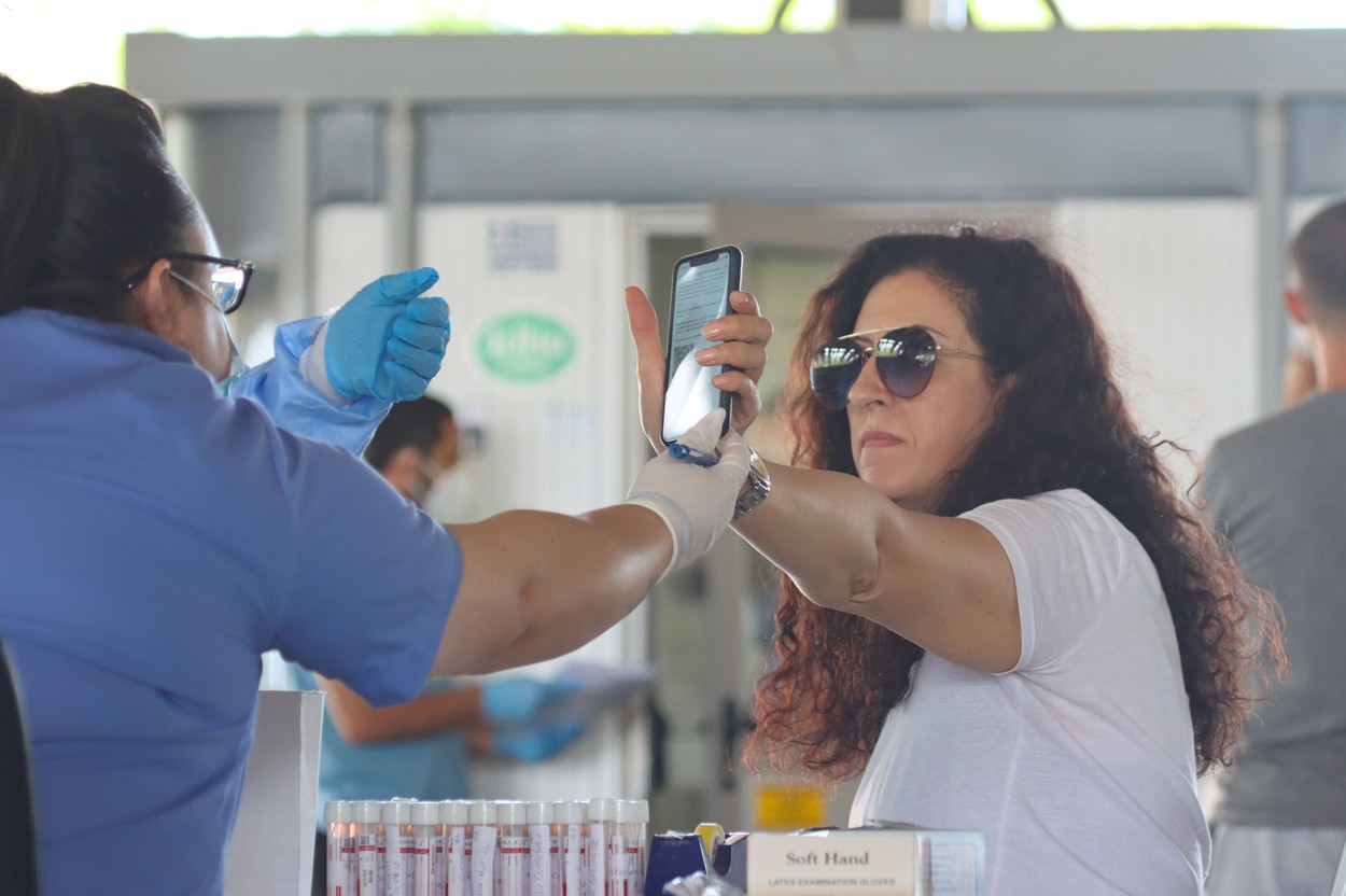 Grecia presează Uniunea Europeană să adopte pașapoartele de vaccinare, într-un nou efort de a-și resuscita economia. Ministrul turismului: „Trebuie să ne mișcăm mai repede”