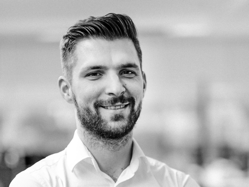 Cum a început afacerea românilor care au dezvoltat o monedă virtuală care concurează cu Bitcoin și care a fost evaluată la 3 miliarde de dolari