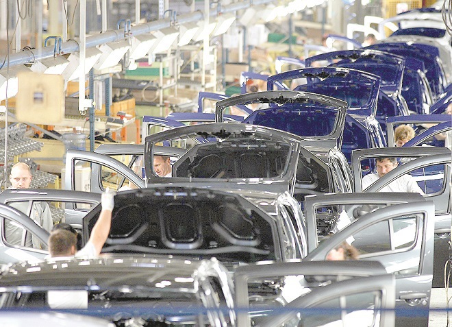 Analiză: Criza cipurilor poate duce, în lunile următoare, la opriri de producție la Dacia și Ford