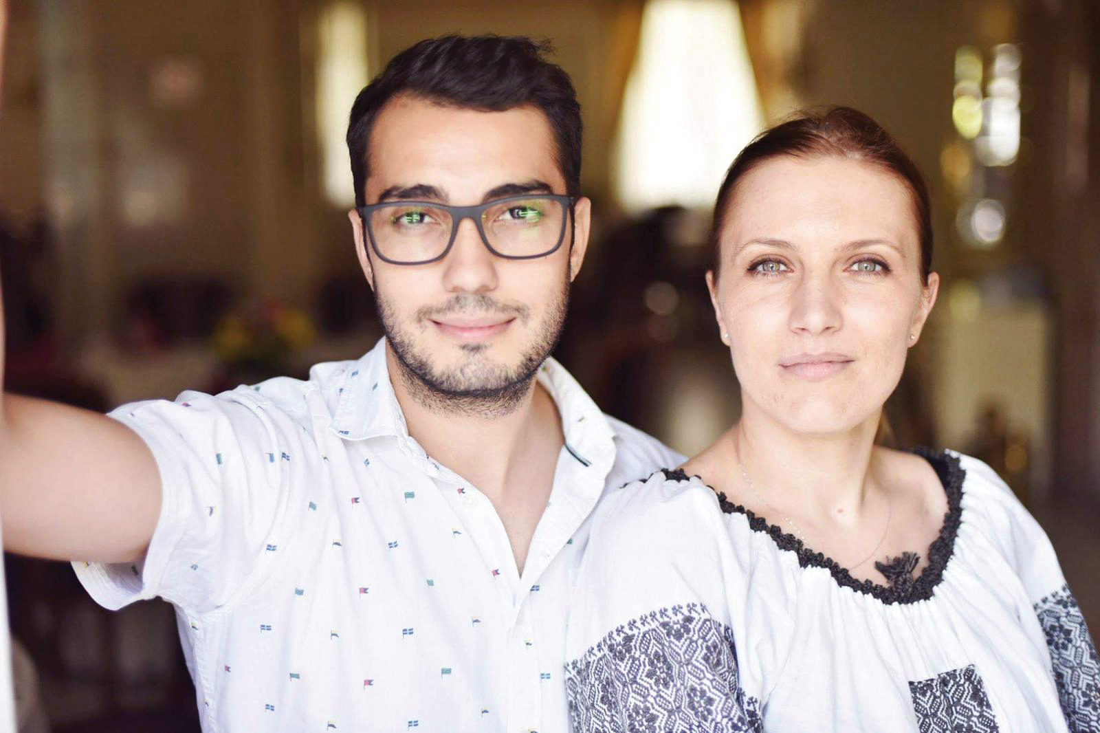 Povestea tinerilor care au reinventat laptele. Ei vând un produs unic în România, pe care îl dezvoltă chiar pe pământul bunicilor