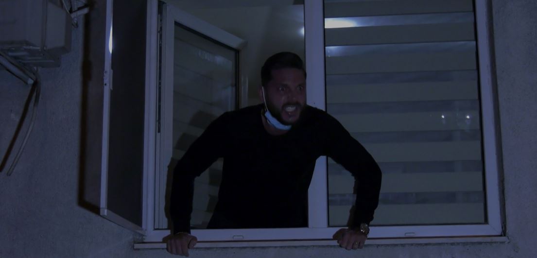 Tânăr căruia i-a murit tatăl de COVID-19, huiduit de protestatari: Să vă fie rușine
