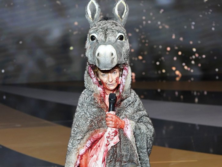 Apariție șocantă la premiile César, în Franța. O actriță a protestat goală, pe scenă