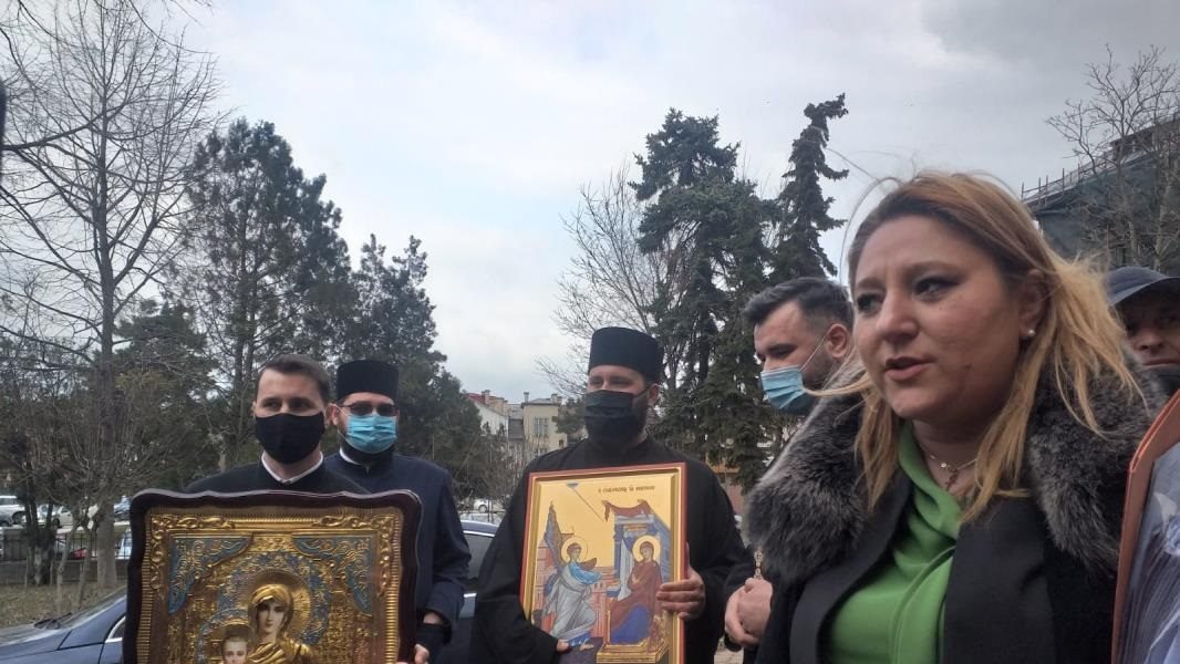 Ce cadou a primit Diana Șoșoacă în semn de apreciere după ce a cerut anularea hotărârilor ce interzic slujbele religioase