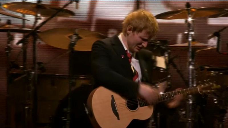 Moment dificil pentru Ed Sheeran. Artistul a plâns pe scenă. Care este motivul pentru care a avut o asemenea reactie