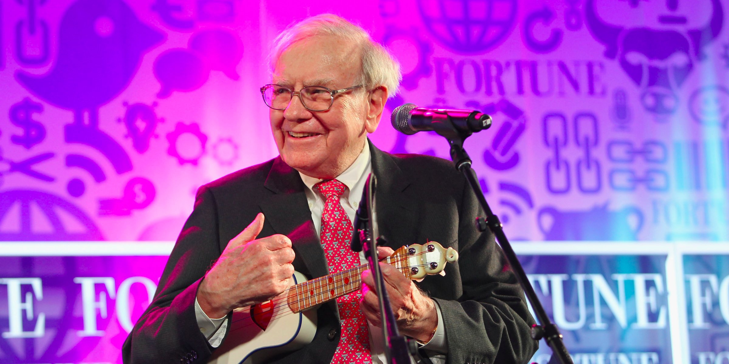 „Oracolul” Warren Buffett devine al șaselea membru din „clubul centimiliardarilor”, cu o avere netă de 100 de miliarde de dolari