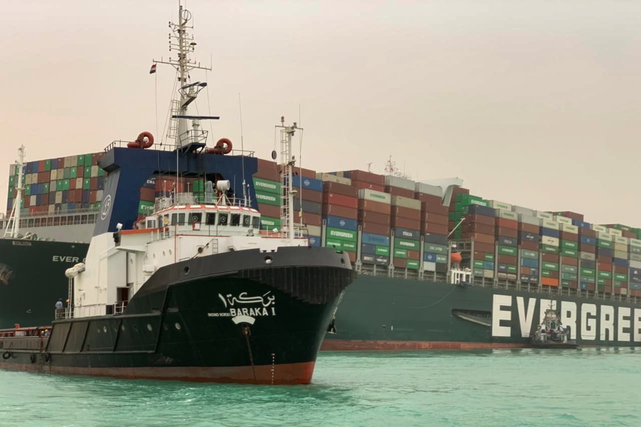 Nava care bloca Canalul Suez a fost repusă pe linia de plutire, bursele și petrolul reacționează