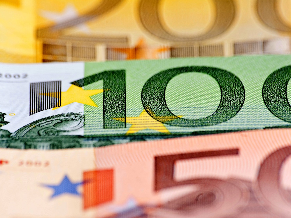 Euro la al doilea maxim istoric din această săptămână
