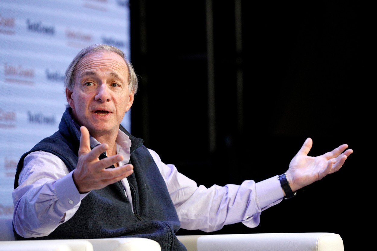 Miliardarul american Ray Dalio spune că a sosit timpul ca oamenii să înceapă să cumpere, într-o perioadă în care strategia din spatele investițiilor în bonduri a devenit „ridicolă”
