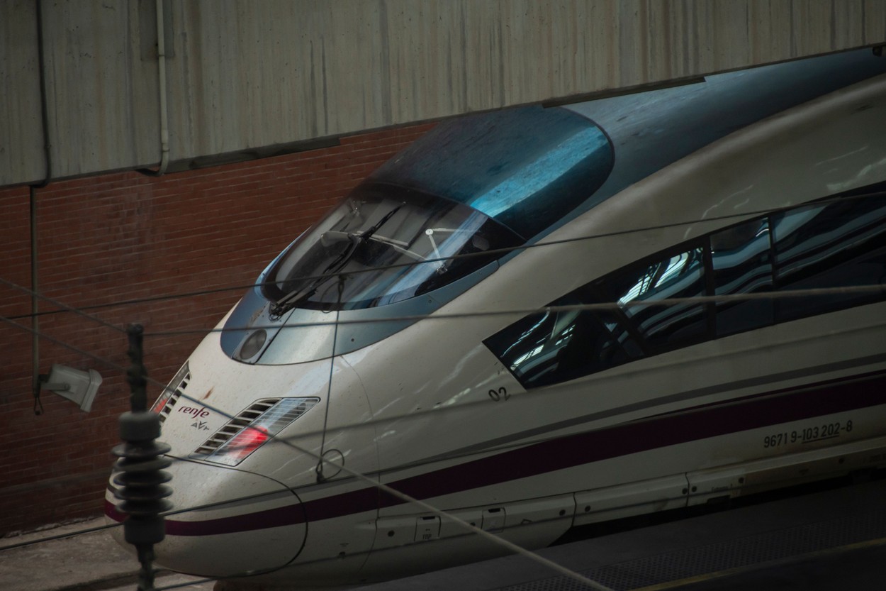 Banii europeni pentru transporturi sunt condiționați de Green Deal, iar transportul feroviar este una dintre direcțiile strategice. Poate România să-și modernizeze rețeaua feroviară din fonduri europene?