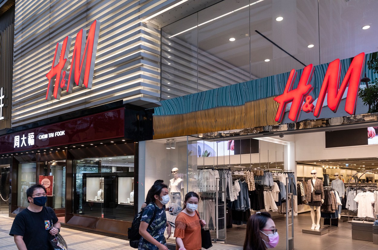 Nike, H&M și alte branduri vestice încep să fie boicotate în China din cauza poziției pe care au adoptat-o față de exploatarea uigurilor din regiunea Xinjiang