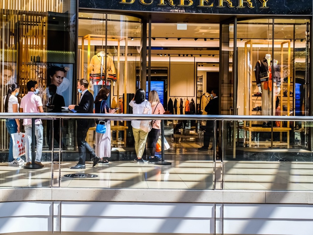 Care este primul brand de lux ce suferă din cauza represaliilor Chinei cu privire la situația muncitorilor din Xinjiang. Acțiunile continuă să scadă pe bursa de la Londra