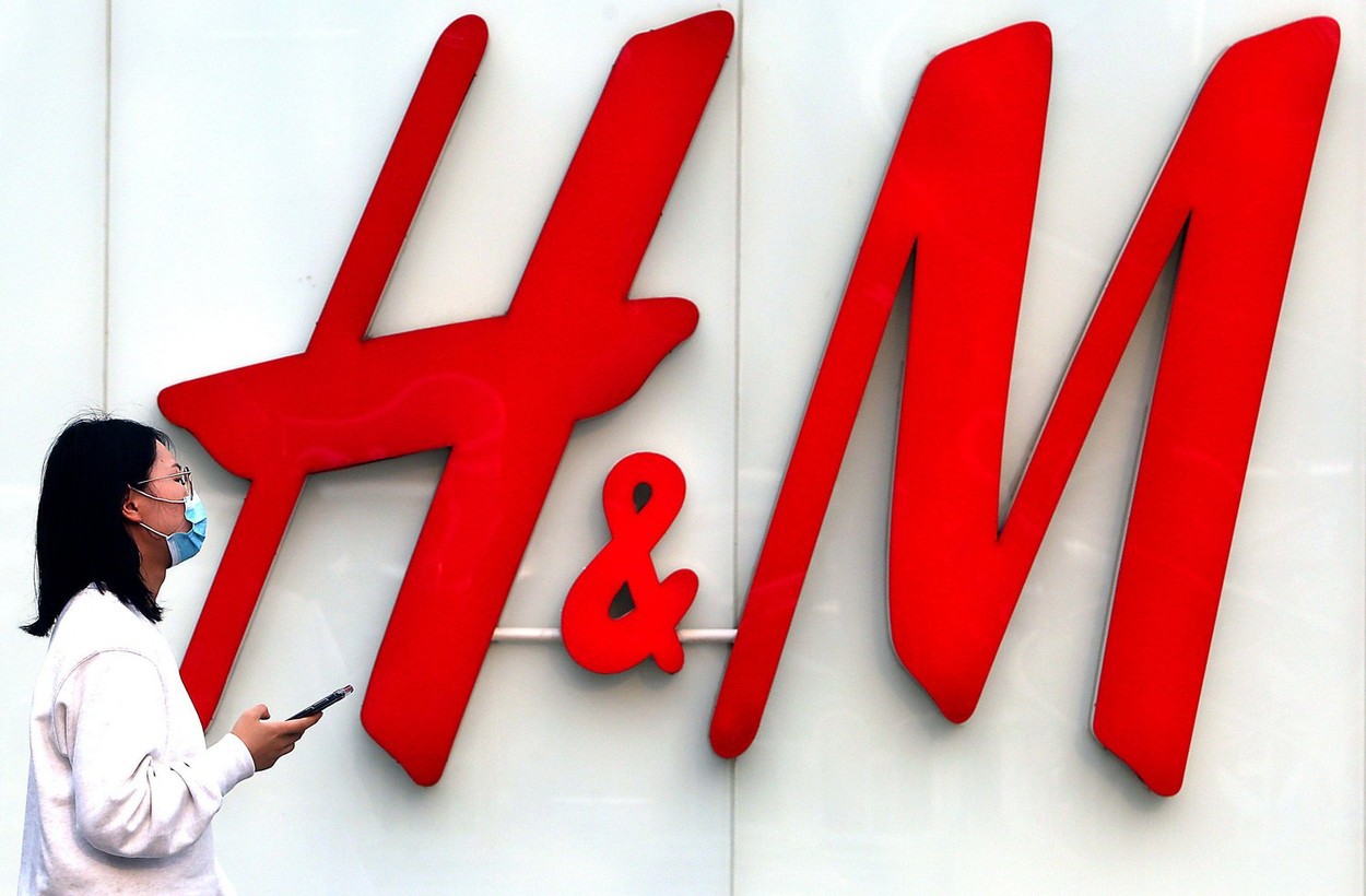 Situație nemaiîntâlnită pentru retailerul H&M. Una dintre cele mai mari economii ale lumii vrea să îl facă să DISPARĂ și îl interzice pe majoritatea platformelor online de shopping