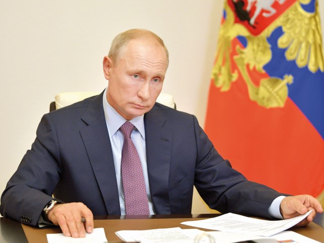 Vladimir Putin semnează legea care îi va permite să candideze pentru încă două mandate. Președintele rus ar putea rămâne în funcție până în 2036