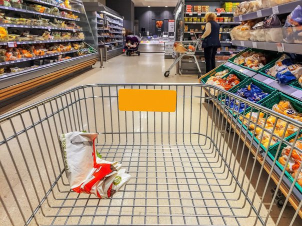 Un bărbat băut a adormit pe jos în magazinul în care a intrat să fure