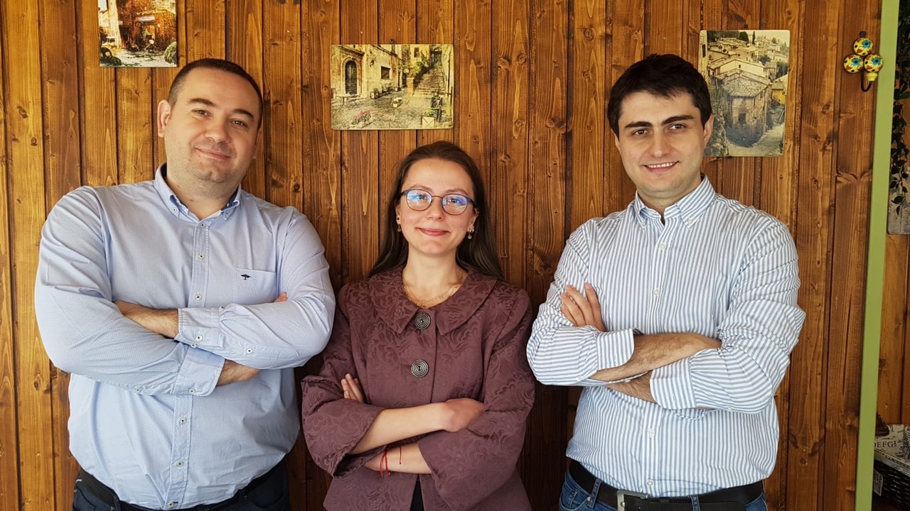 Investiție de 150.000 euro într-un start-up care construiește un robot pentru convorbirile purtate pe mai multe platforme de ședințe online. „Este un secretar super-inteligent, disponibil 24/7, care redactează cu acuratețe minutele discuțiilor purtate online”