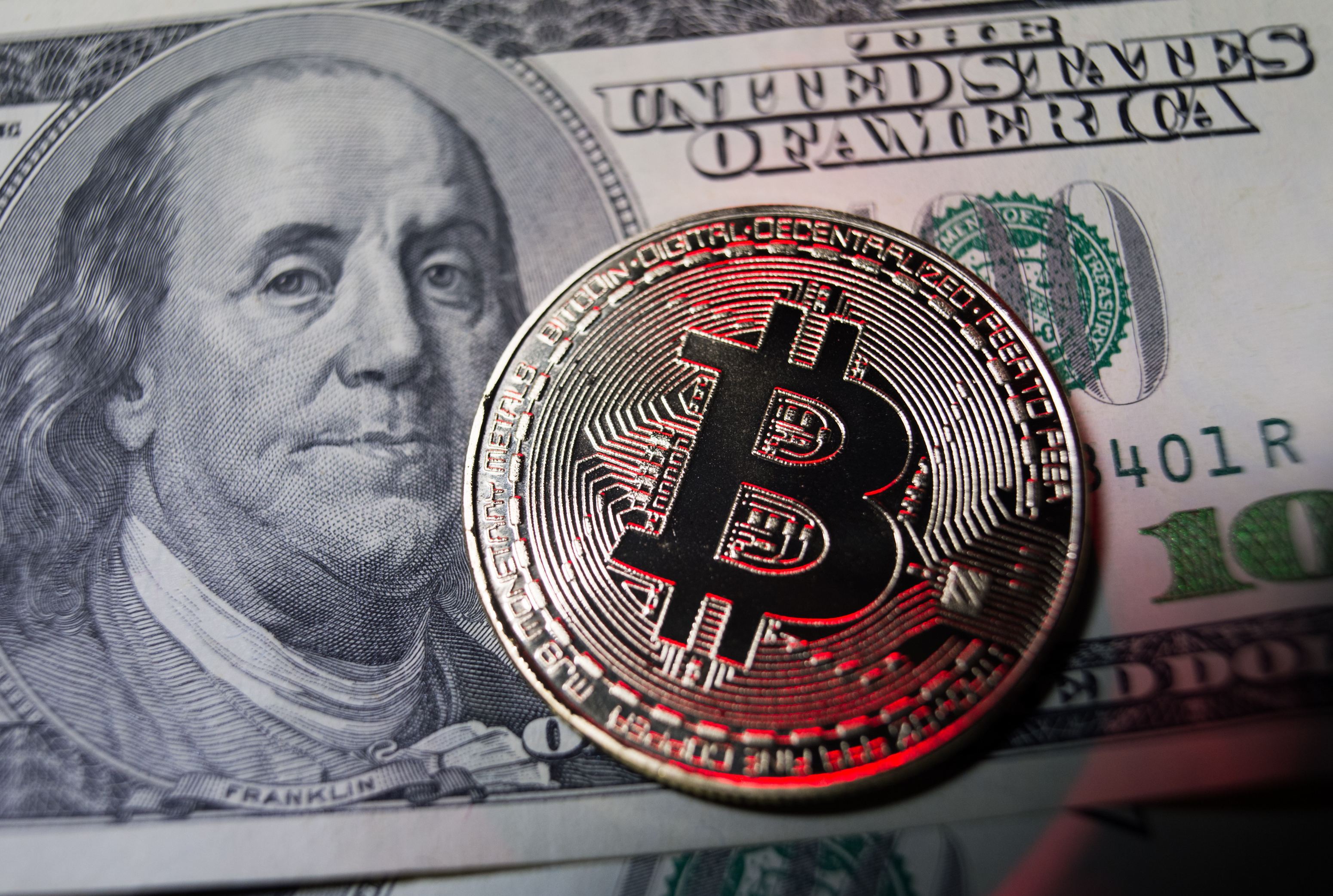 Bitcoin-ul a atins o capitalizare de piață de 1.000 mld. dolari de două ori mai rapid decât Amazon și de trei ori mai rapid decât Apple. Valoarea criptomonedei depășește 63.000 de dolari