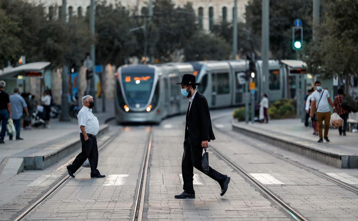 Israel: Masca de protecție nu va mai fi obligatorie în spațiile deschise. Numărul de infecții, cu 97% sub nivelul înregistrat la jumătatea lunii ianuarie