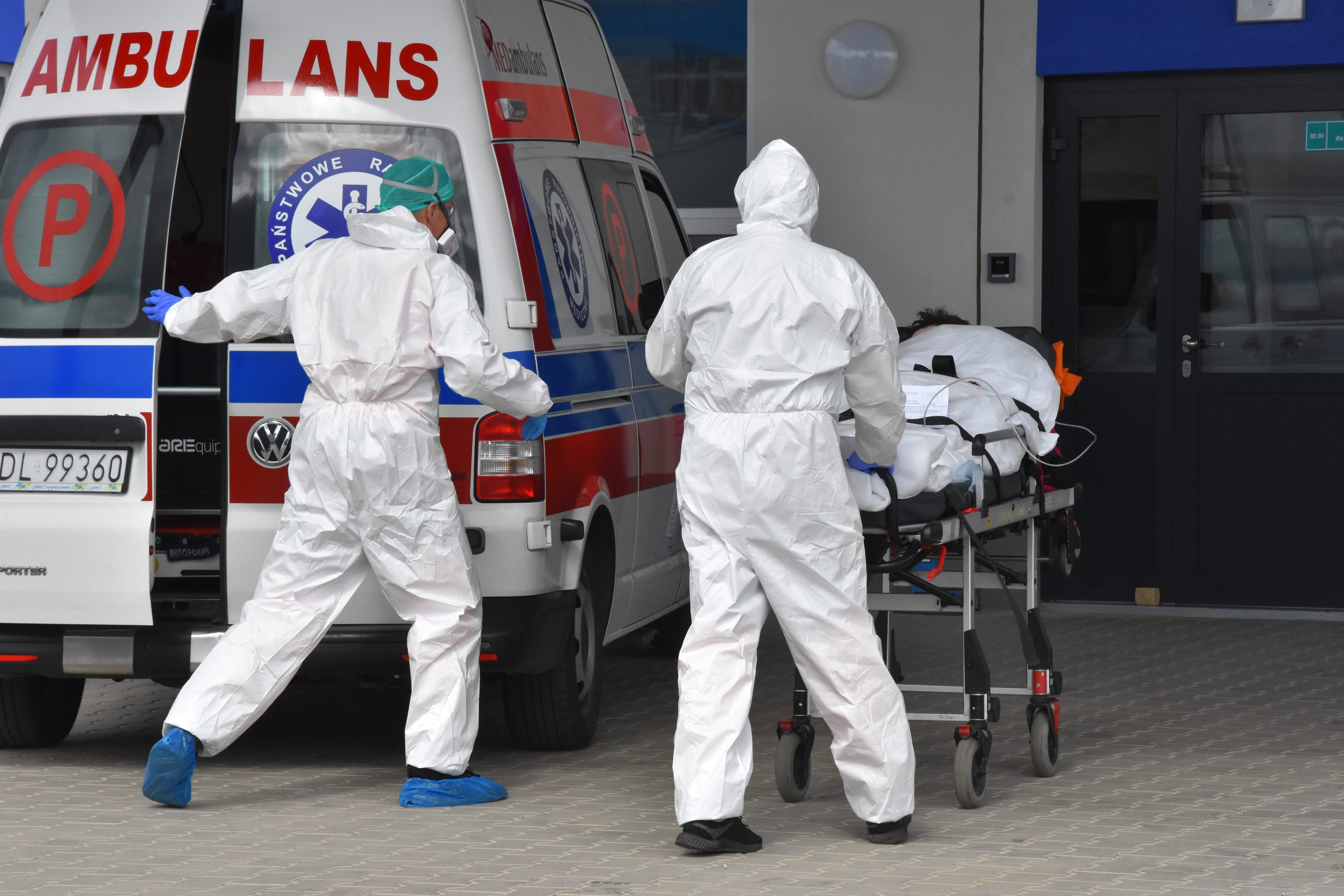 Nici polonezii nu stau mai bine: Sistemul de sănătate din Polonia „gâfâie” sub presiunea pandemiei, iar ambulanțele așteaptă ore întregi la coadă în fața spitalelor