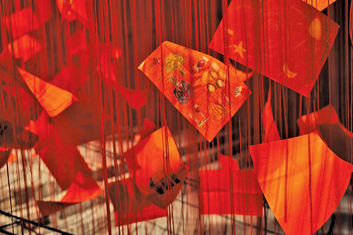 Într-un moment greu pentru multă lume, o artistă japoneză, Chiharu Shiota, a propus o soluție prin care să le ofere oamenilor speranța că va fi mai bine
