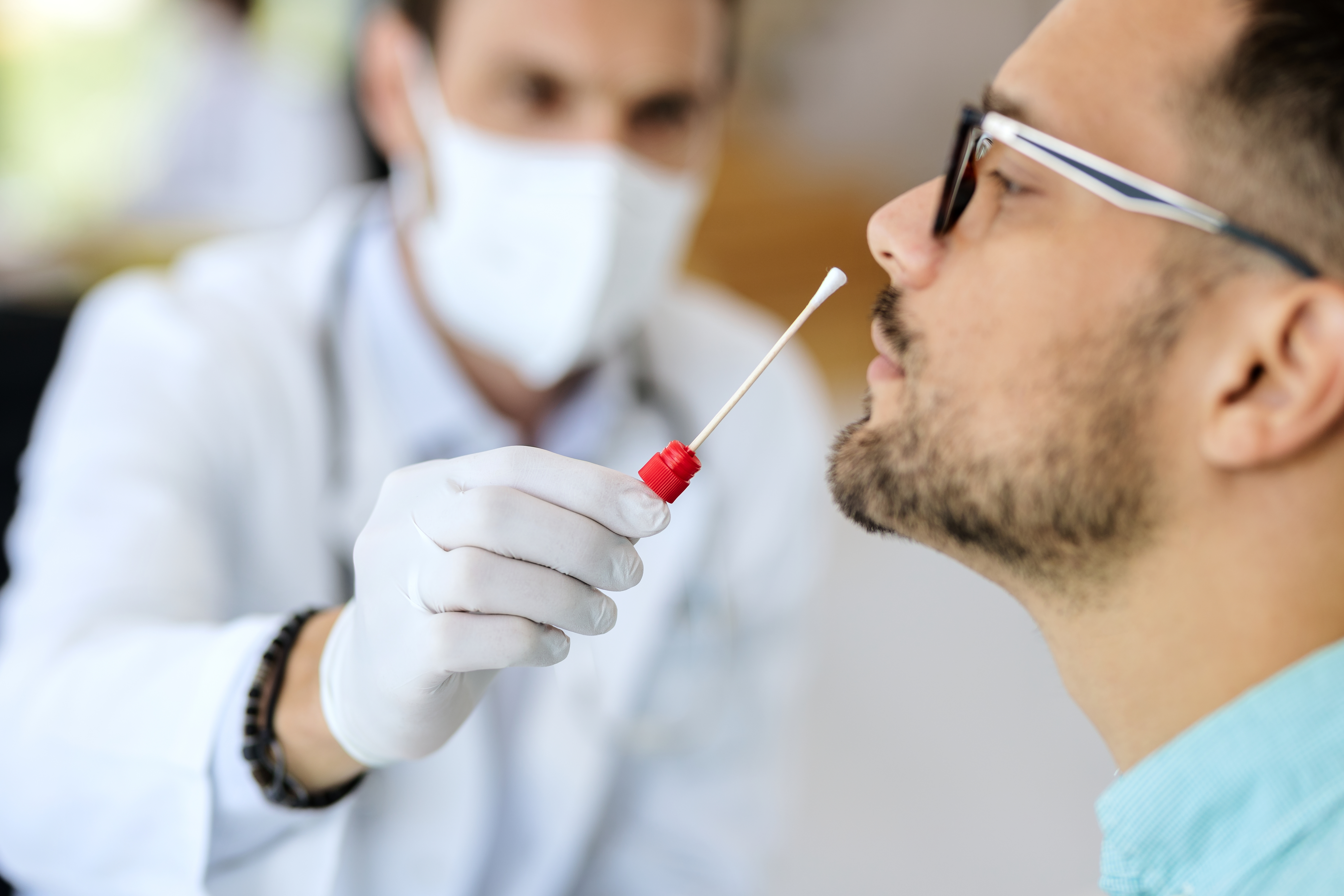 Ce trebuie să știe angajații și angajatorii despre testele PCR și testele pentru depistarea anticorpilor