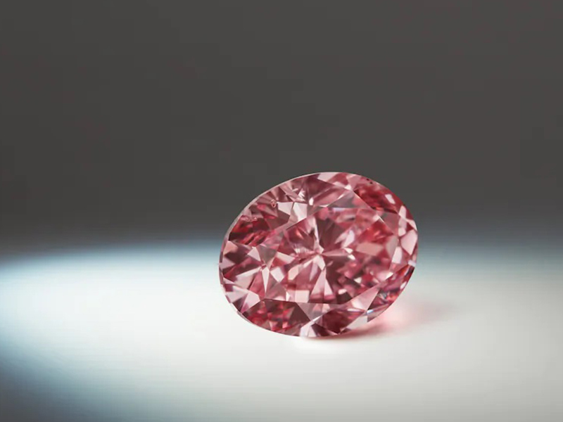 Pandora renunță la diamentele naturale. Compania a lansat o colecție de bijuterii cu diamante create în laborator.