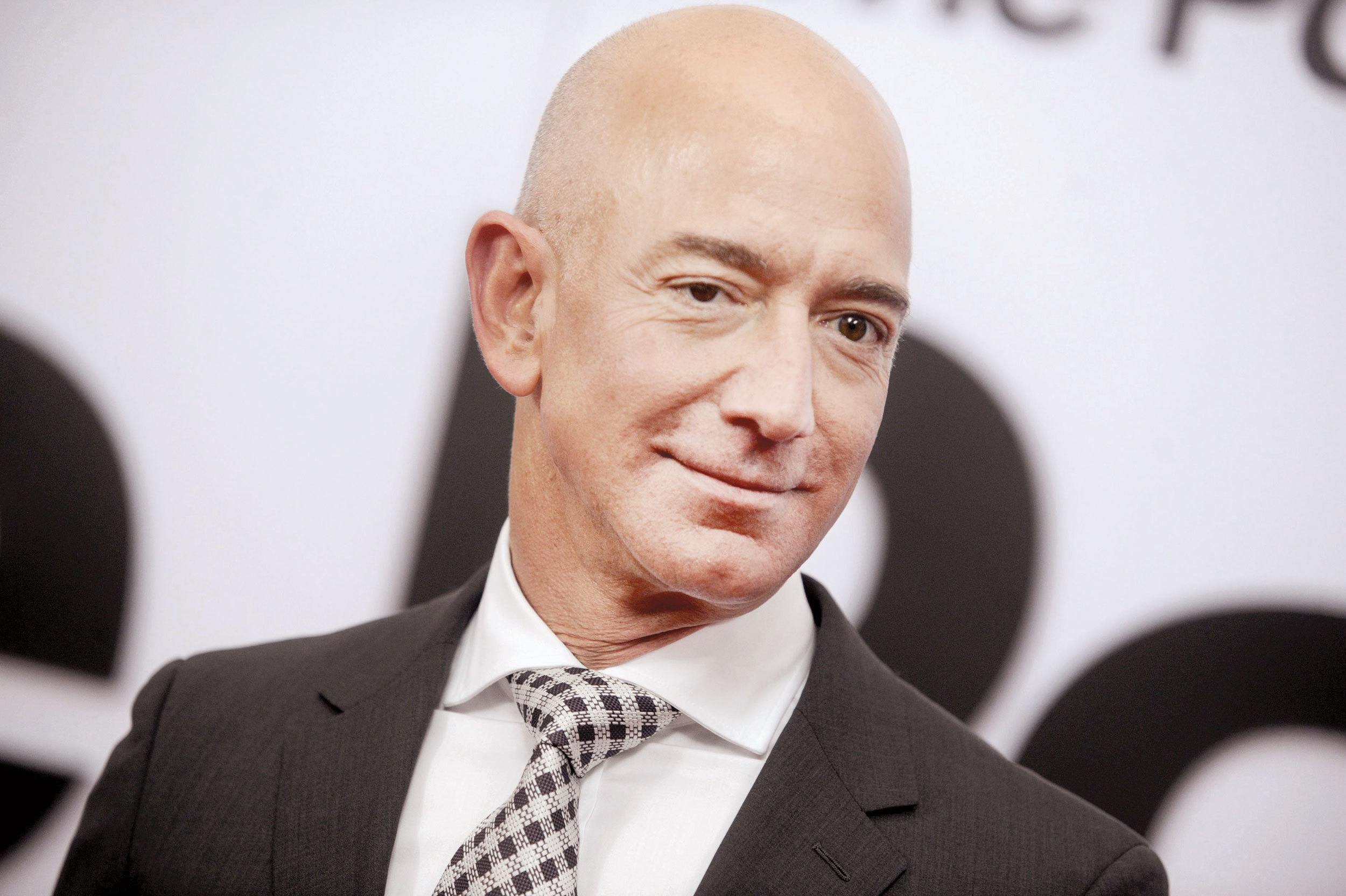 James Bond devine proprietatea lui Jeff Bezos?