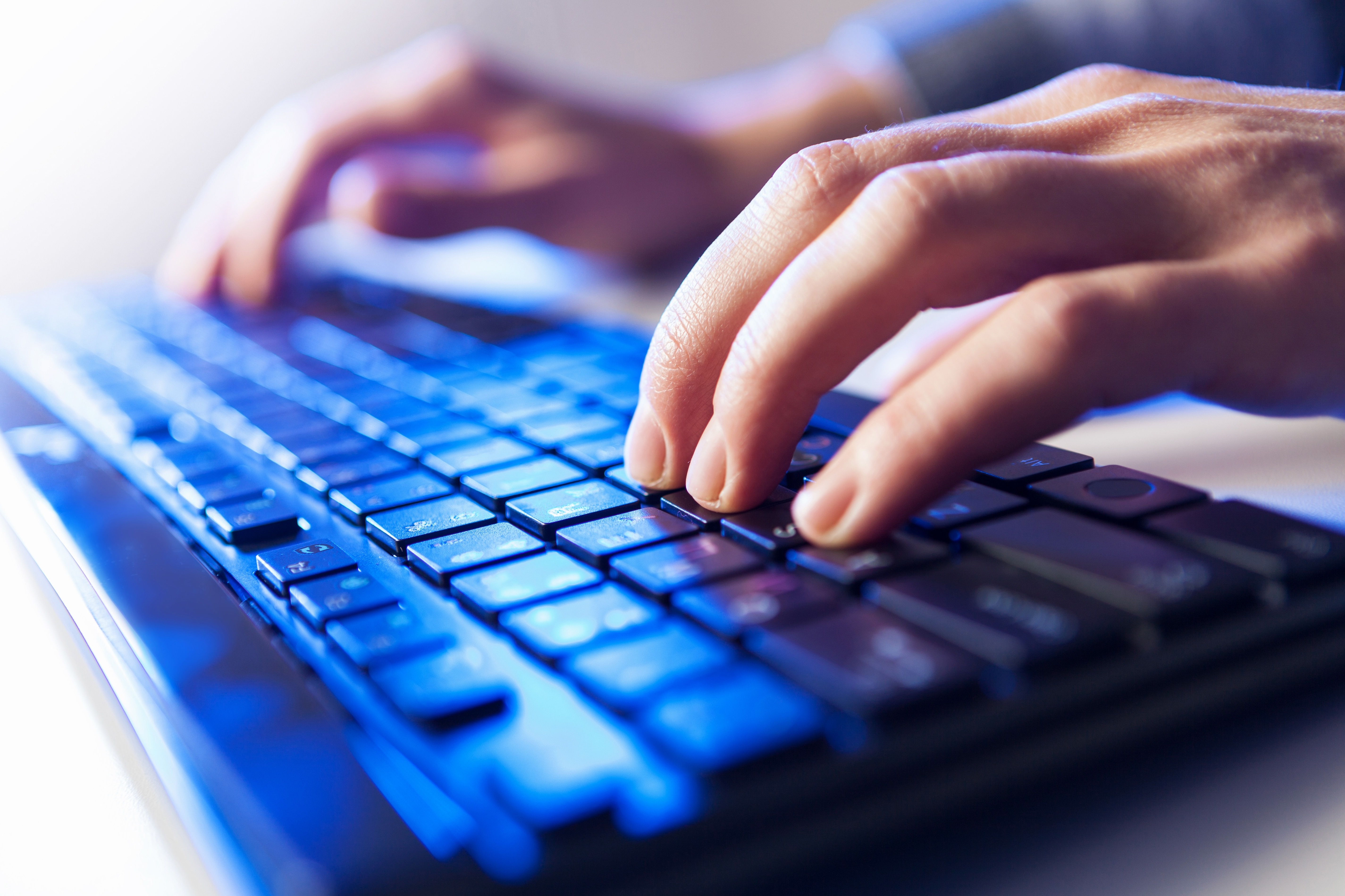 Un antreprenor român îi învață pe oameni cum să facă bani folosind internet și un calculator, ajutându-se de un trend în creștere adus de pandemie
