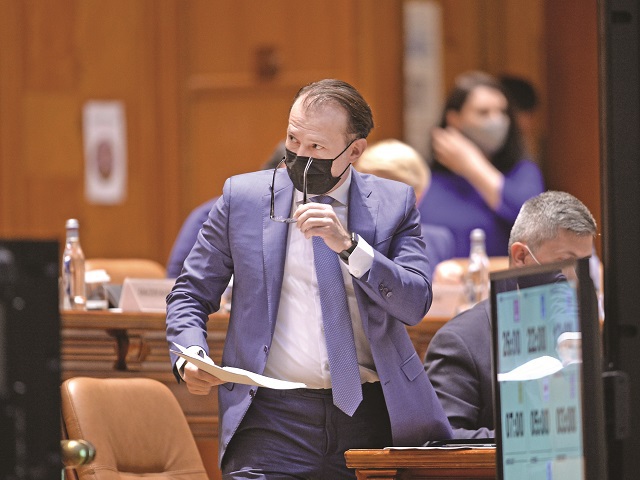 Premierul Cîțu spune că ține foarte mult la transparență, dar PNRR-ul prin care România se va îndatora cu 16 mld. euro va fi public abia după ce este depus la Comisie