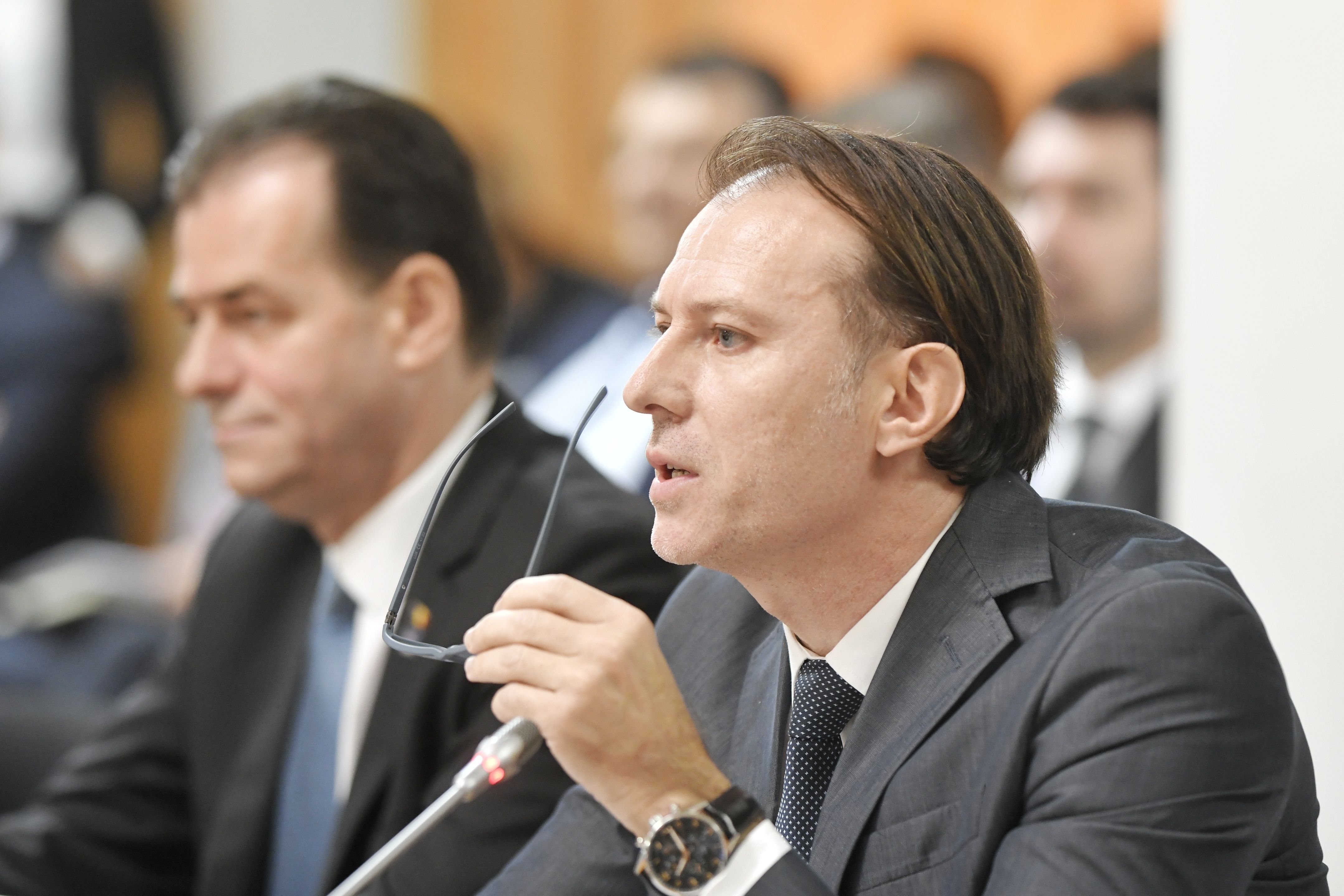 Alegeri în PNL. Cîțu: E nevoie de un alt tip de politică. Orban: Am întors și celălalt obraz