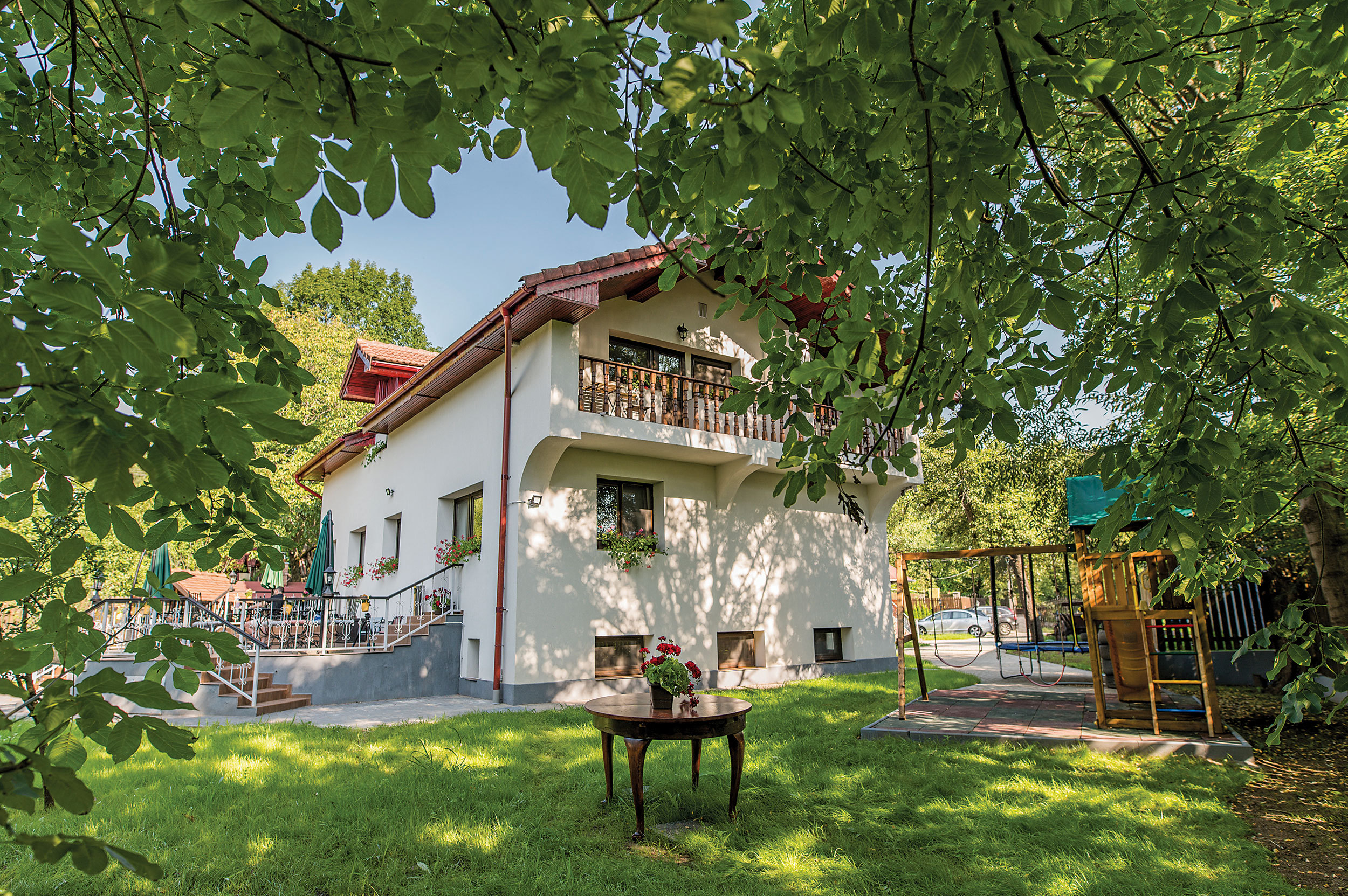10 destinații pentru primăvara asta. Astăzi, casa din copilărie