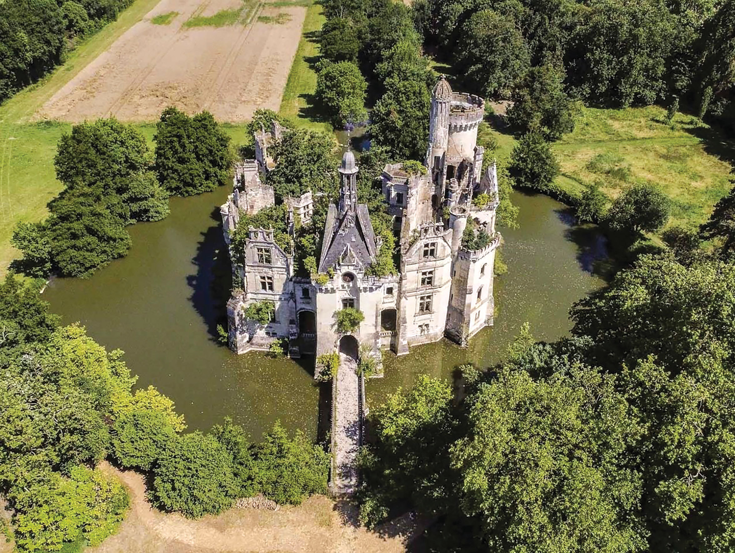 Cum poți îngriji un castel în secolul 21: Soluția proprietarilor constă în investitori care contribuie cu fonduri în schimbul cărora primesc titluri de paradă, abonamente și acțiuni