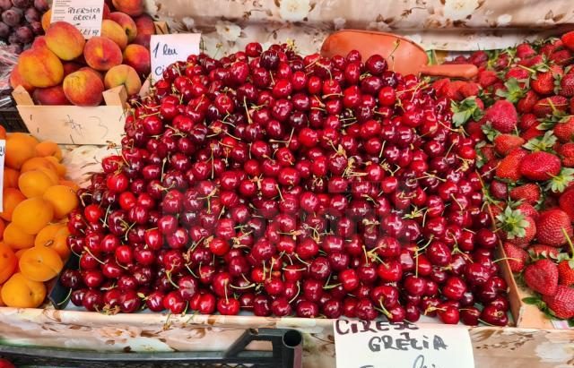 Cât costă un kilogram de cireșe. Comercianții vând și la bucată: 1 leu cireașa