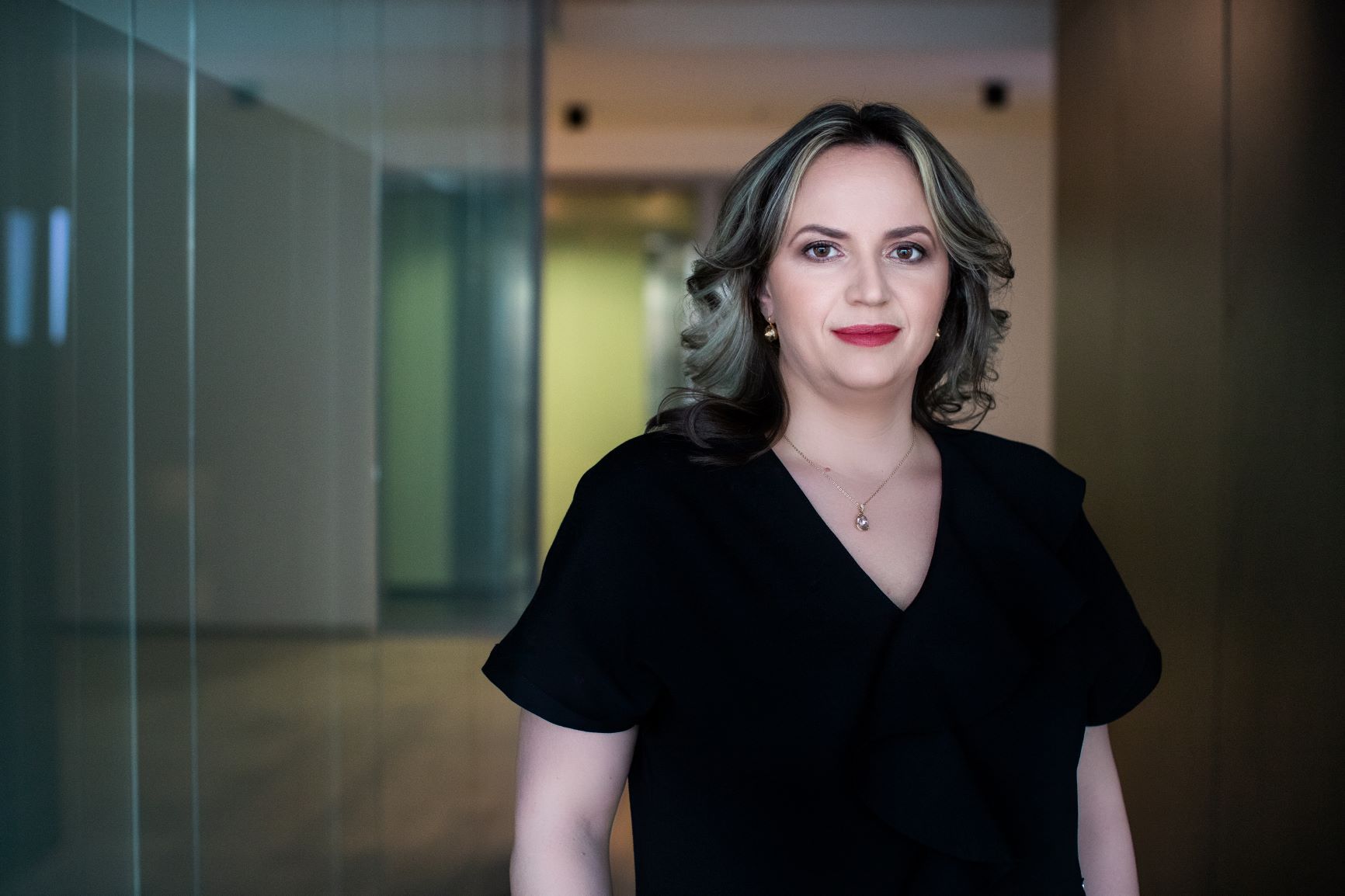 EY: Peste jumătate dintre salariați de la nivel global și-ar da demisia dacă nu li se oferă flexibilitate legat de locul de muncă și program după pandemie. În medie, angajații vor regim de telemuncă 2-3 zile pe săptămână