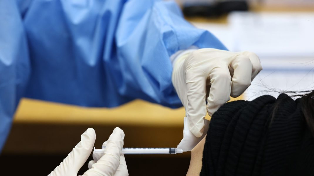 Prima persoană care s-a vaccinat anti-COVID în Belgia a murit. Cauza decesului