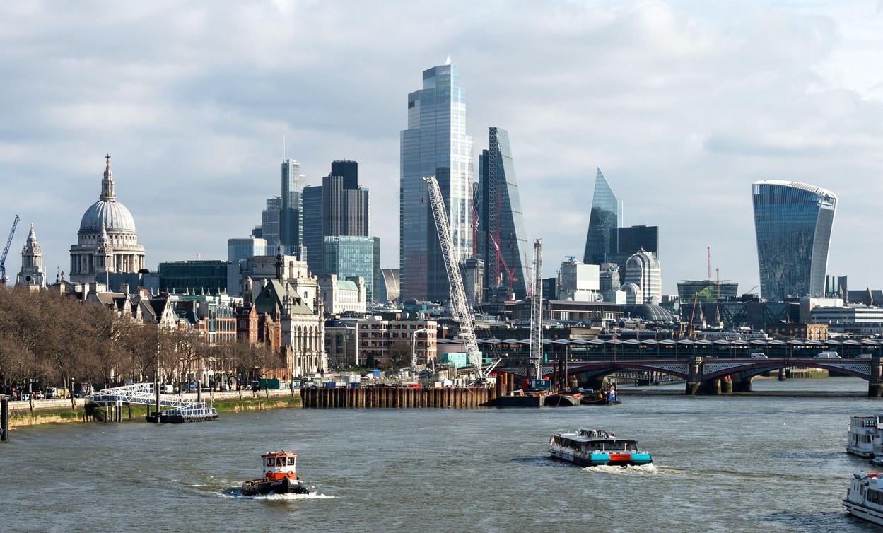 Bancherii continuă să părăsească Londra pe măsură ce numărul relocărilor generate de Brexit continuă să crească. Care este capitala europeană care profită cel mai mult de această situație