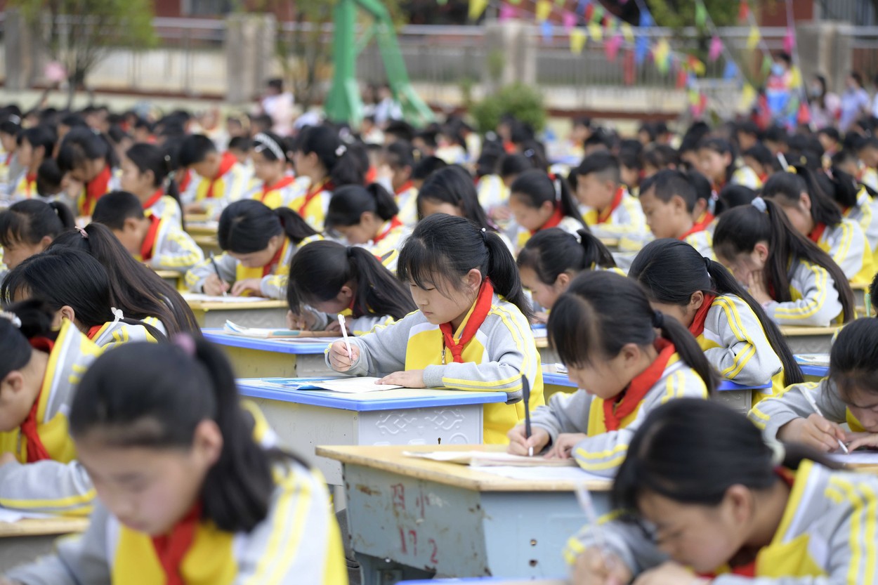 China anunță o politică demografică fără precedent: Trei copii per familie. Rata de fertilitate din țară a ajuns la nivelul celor mai îmbătrânite societăți din lume, precum Italia și Japonia