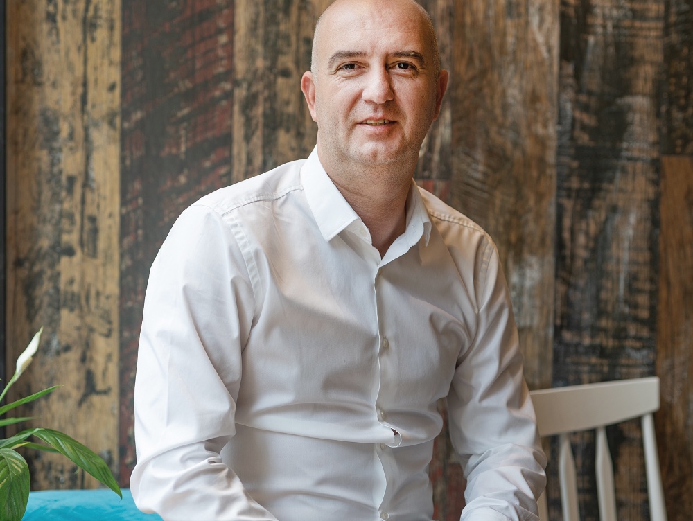 Cine este românul care a construit afacerea locală transformată în cel mai mare lanț de cafenele din Europa de Est și locul 12 în topul celor mai importanți jucători din industria cafelei în Europa