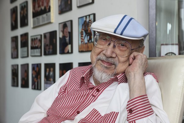 Un DJ din Hong Kong s-a retras la 96 de ani, după 72 de ani de carieră