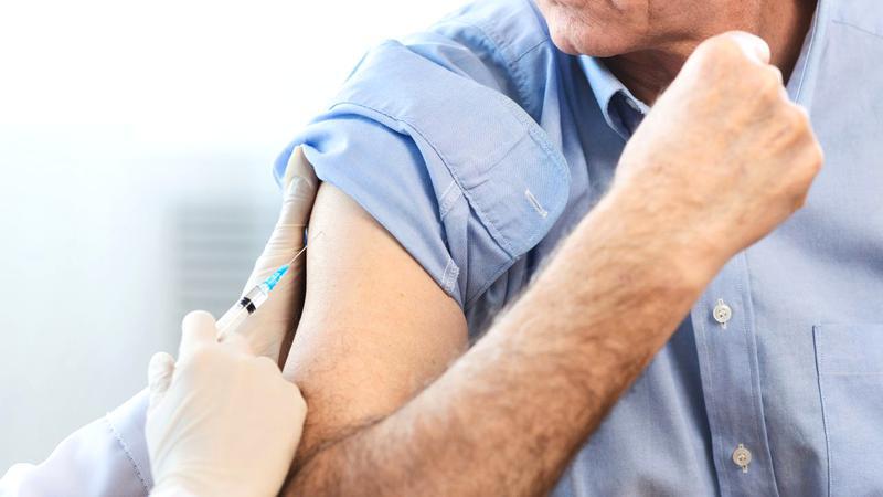 Un bărbat din Botoșani a fost prins după ce și-a făcut a treia doză de vaccin. Ce reacții adverse avea bărbatul