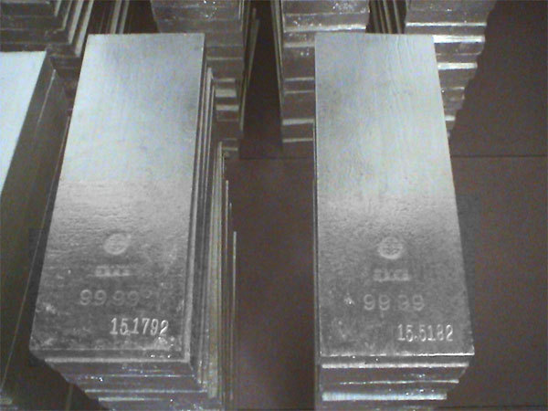 Ce se întâmplă pe piața metalelor prețioase: Prețul argintului a crescut cu peste 70% într-un an