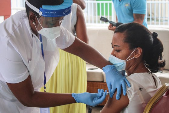 Una dintre cele mai vaccinate țări se confruntă cu un nou focar COVID-19. 33% din cazuri au fost complet vaccinate