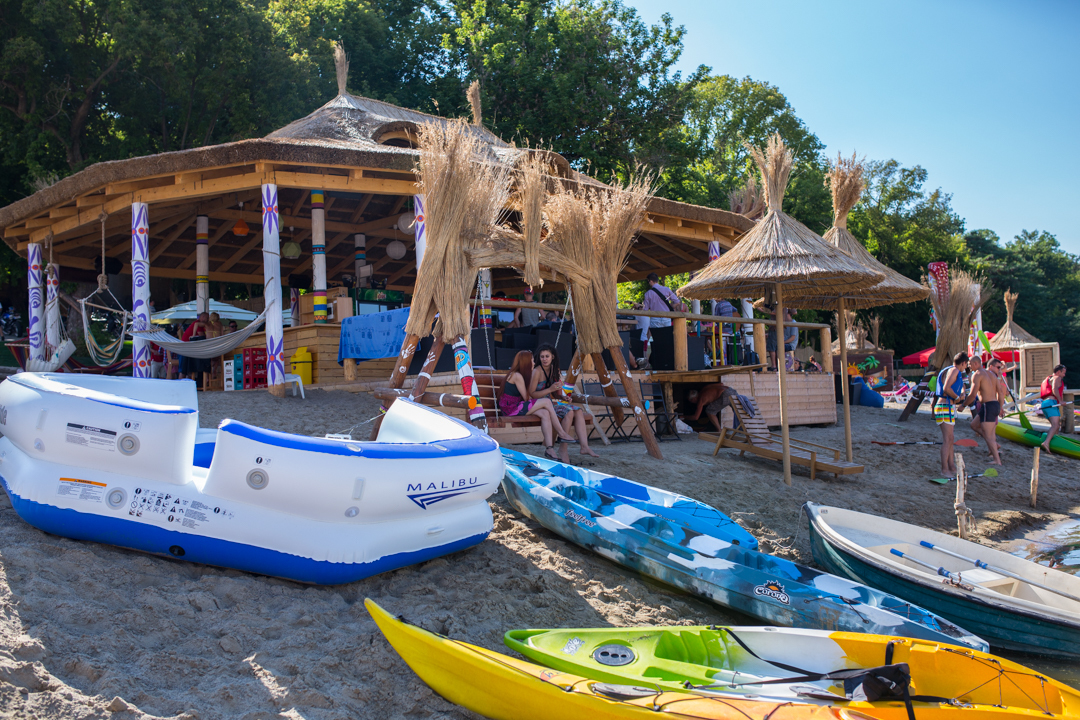 Unde se află satul de vacanță din România care deține cea mai mare piscină plutitoare din Europa - GALERIE FOTO