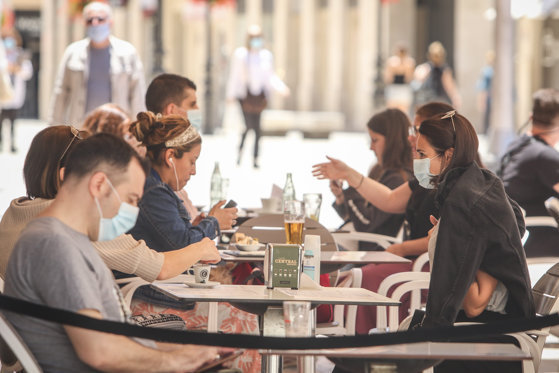 Impactul pandemiei asupra industriei HoReCa: Cifra de afaceri din acest sector a scăzut cu 35% în 2020, depășită doar de industria de evenimente, iar pierderile cumulate ale hotelurilor și restaurantelor s-au triplat