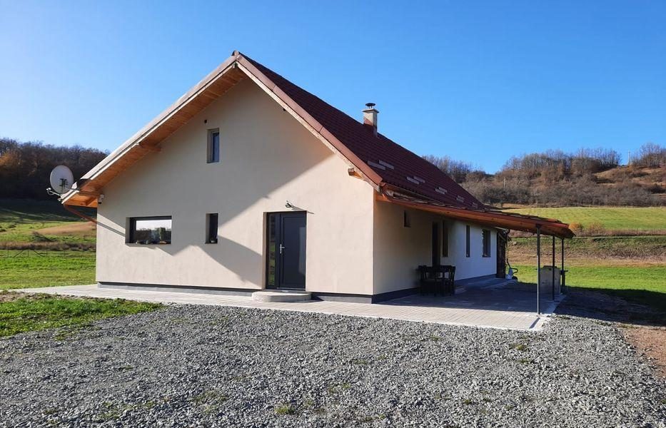 Casă fără canalizare, la 50 de kilometri de Cluj, la preț dublu față de o locuință în Liverpool. Suma cerută de proprietar