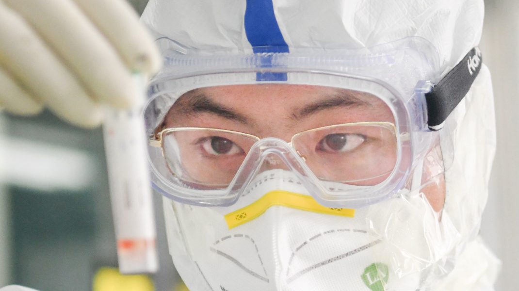 Dovada că SARS-Cov-2 ar fi fost creat într-un laborator. Concluziile unor experți americani: „Respectiva secvență nu este prezentă în niciun alt virus”