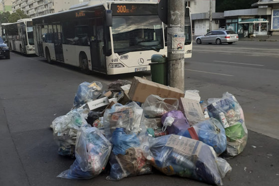 Criza gunoiului din Sectorul 1 al Capitalei se prelungește. Munții de deșeuri cresc pe zi ce trece, în așteptarea unei soluții