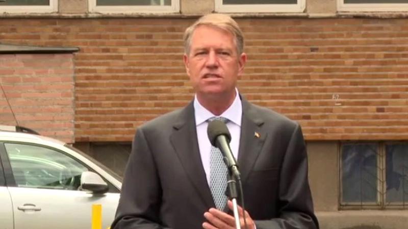Klaus Iohannis a publicat, de Ziua copilului, o poză de când avea 17 ani. Ce i-au scris oamenii