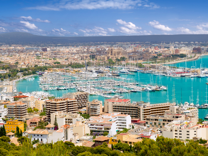 Mii de oameni sunt izolați în Mallorca din cauza unui focar de Covid-19