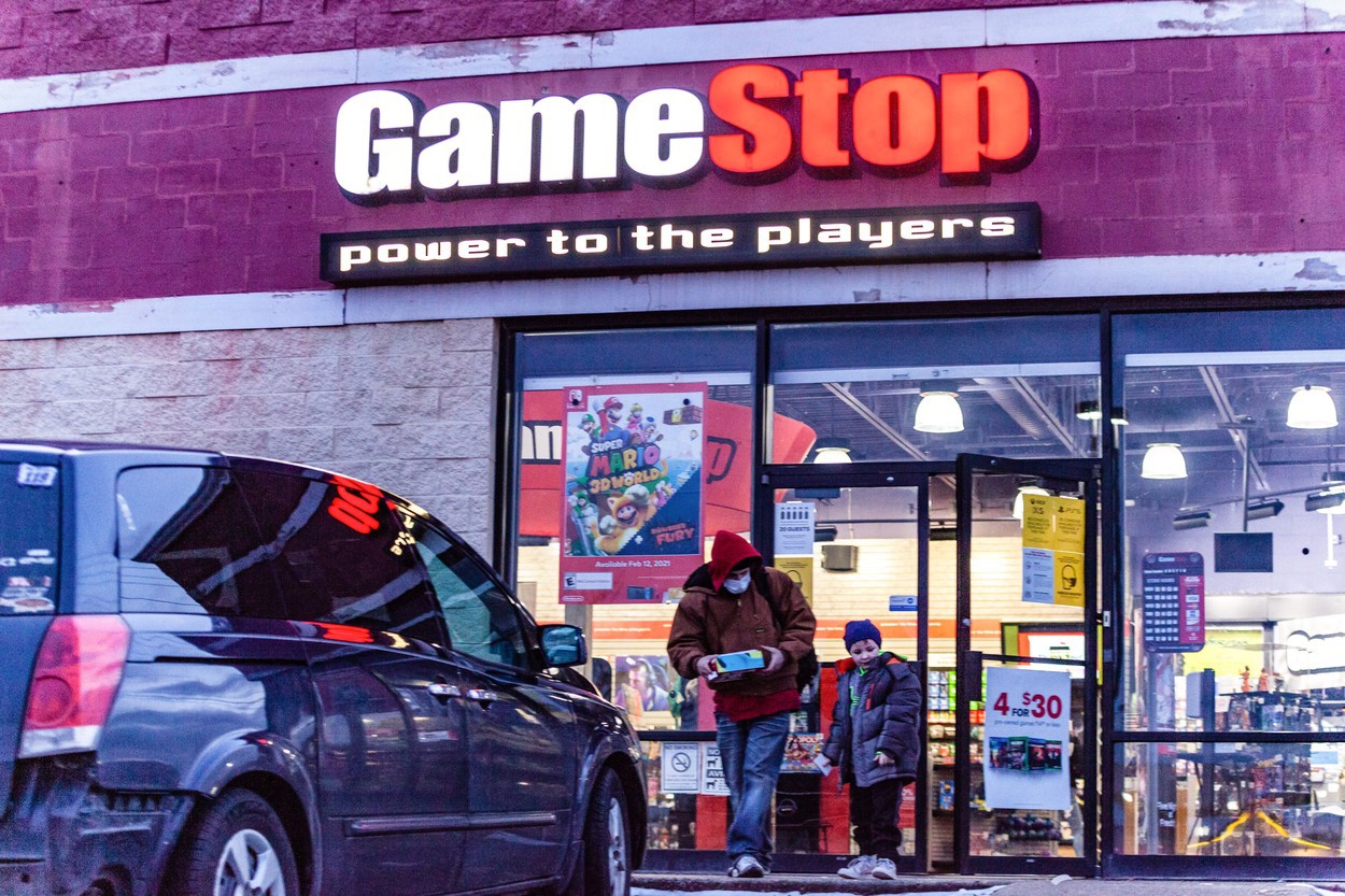 GameStop, compania de jocuri video ale cărei acțiuni au crescut cu 1.600% datorită investitorilor de pe Reddit, numește doi foști executivi Amazon în funcțiile de CEO și CFO