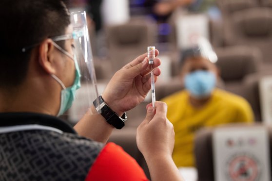 Țara în care oamenii ar putea avea de ales între vaccin și închisoare